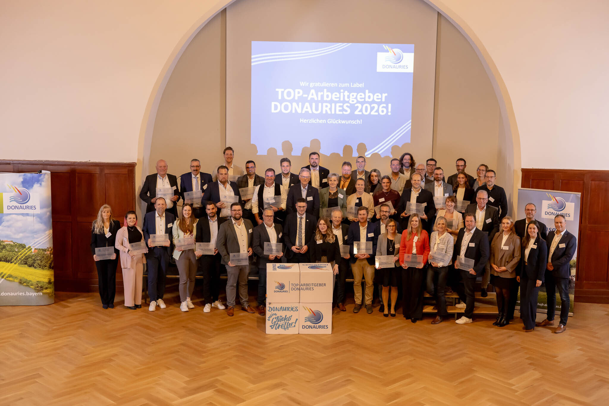 Die Preisträger bei der Verleihung des Labels „TOP-Arbeitgeber Donauries 2026“.