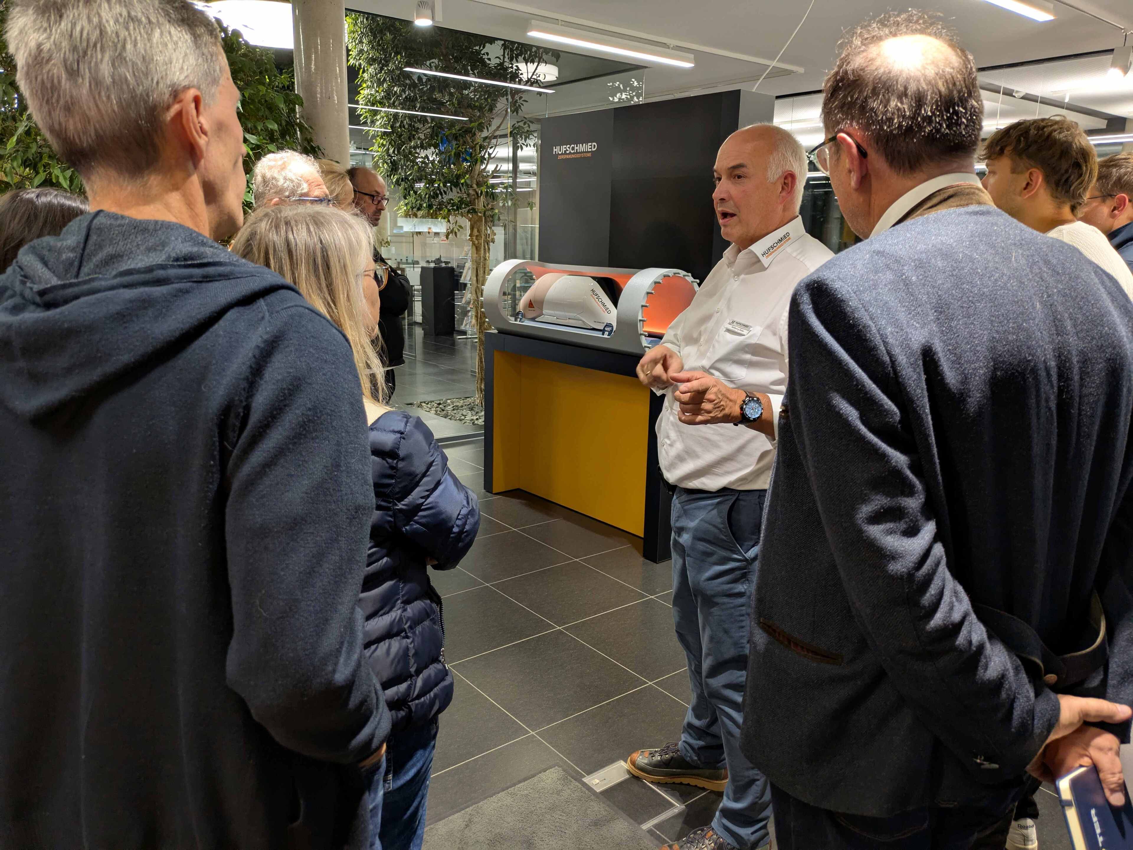 Beim Unternehmerabend in Bobingen versammeln sich Unternehmer aus der Region, um über die Risiken und Chancen von KI in der Fert