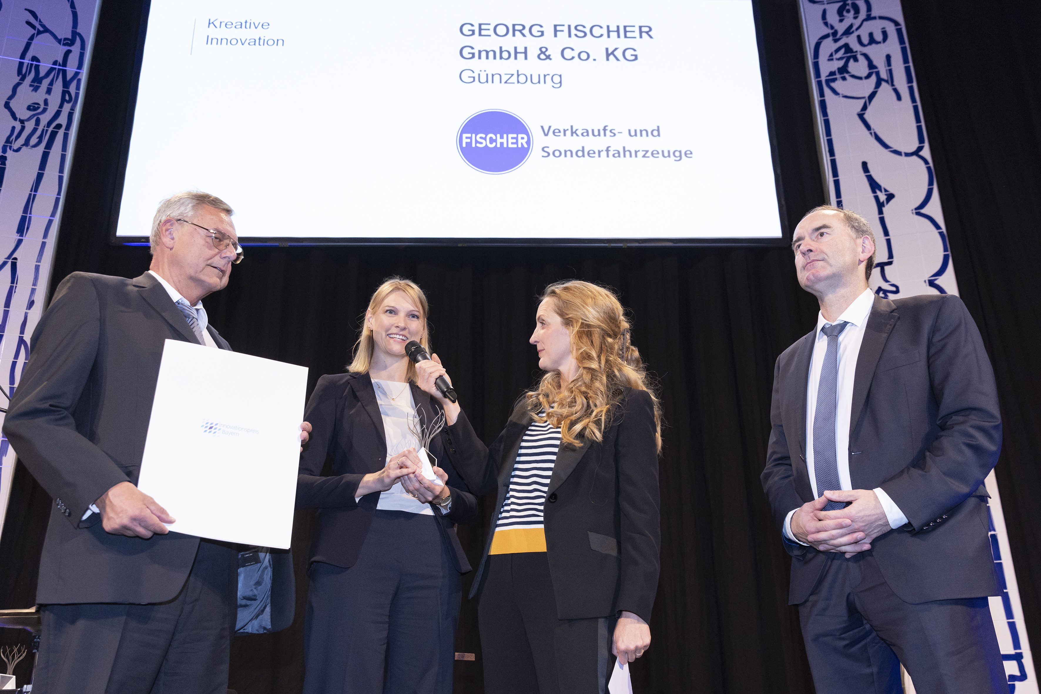 Georg Fischer und Petra Fischer-Steber, beide Geschäftsführer der Georg Fischer GmbH &amp; Co. KG, nehmen den Innovationspreis Bayern 2026 entgegen. Foto: StMWi/G.Gajanin