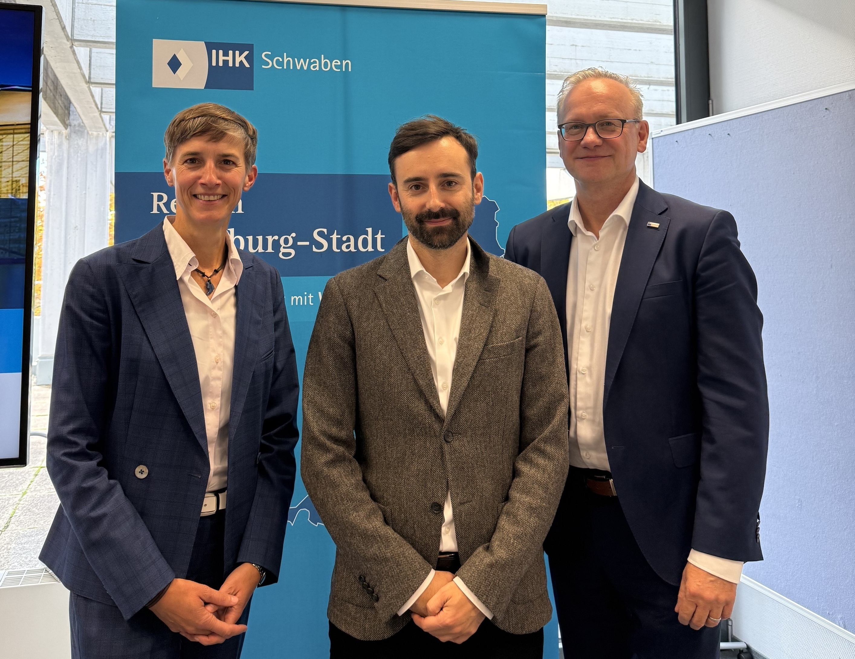 Die aktuelle Wirtschaftslage in Augsburg im Blick: Ellen Dinges-Dierig, Christoph Domberger und Jens Walter (v. l. n. r.) präsentieren die Ergebnisse der regionalen IHK-Konjunkturumfrage. Bild: Pauline Jung