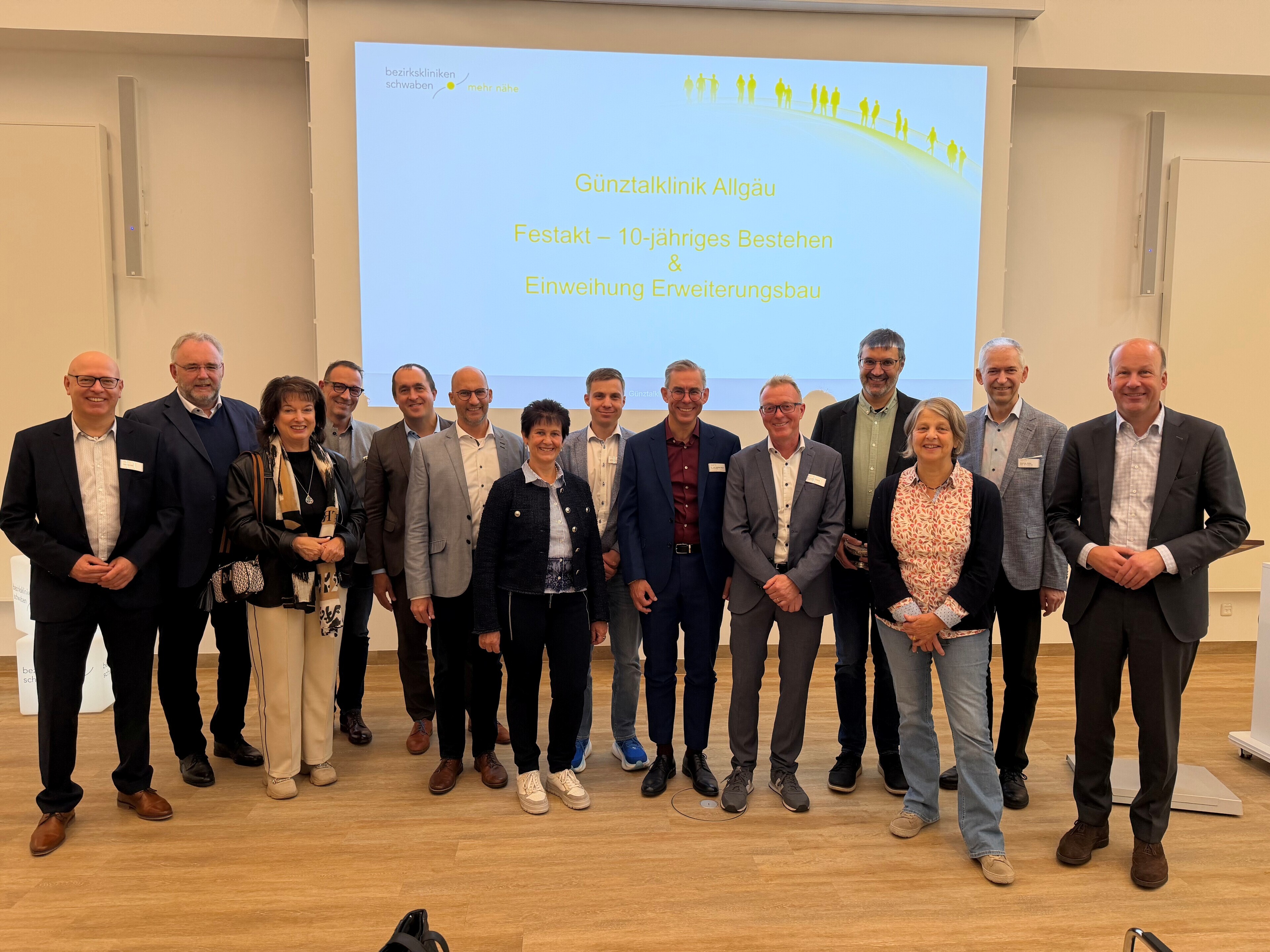 Von links: Thomas Düll, Lars Leveringhaus, Maria Rita Zinnecker, Michael Gibbesch, Stefan Brunhuber, Florian Ullinger, Brigitte Schröder, Claus Thoma, Dr. Matthias Wagner, Alexander Fröhlich, Jürgen Holzheu, Barbara Holzmann, Matthias Mader und Martin Sailer. Foto: Georg Schalk