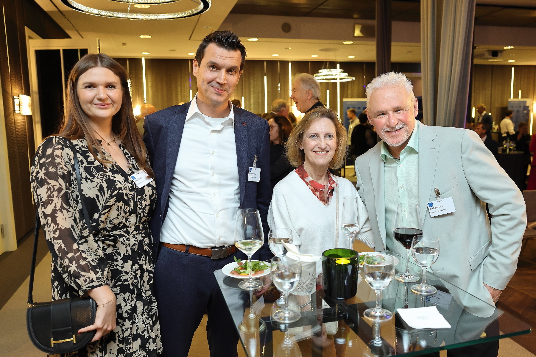 Zahlreiche Gäste kamen beim 32. Herbstgespräch der vbw in Augsburg zusammen, um über die Zukunftsfähigkeit der Wirtschaft zu diskutieren. v.l.n.r.: Nicole Häfele, AraCom IT Services GmbH; Mario Münchmeier, AraCom IT Services GmbH; Gerlinde Pahr; Wolfgang Pahr, AraCom IT Services GmbH Foto: Stefan Obermeier
