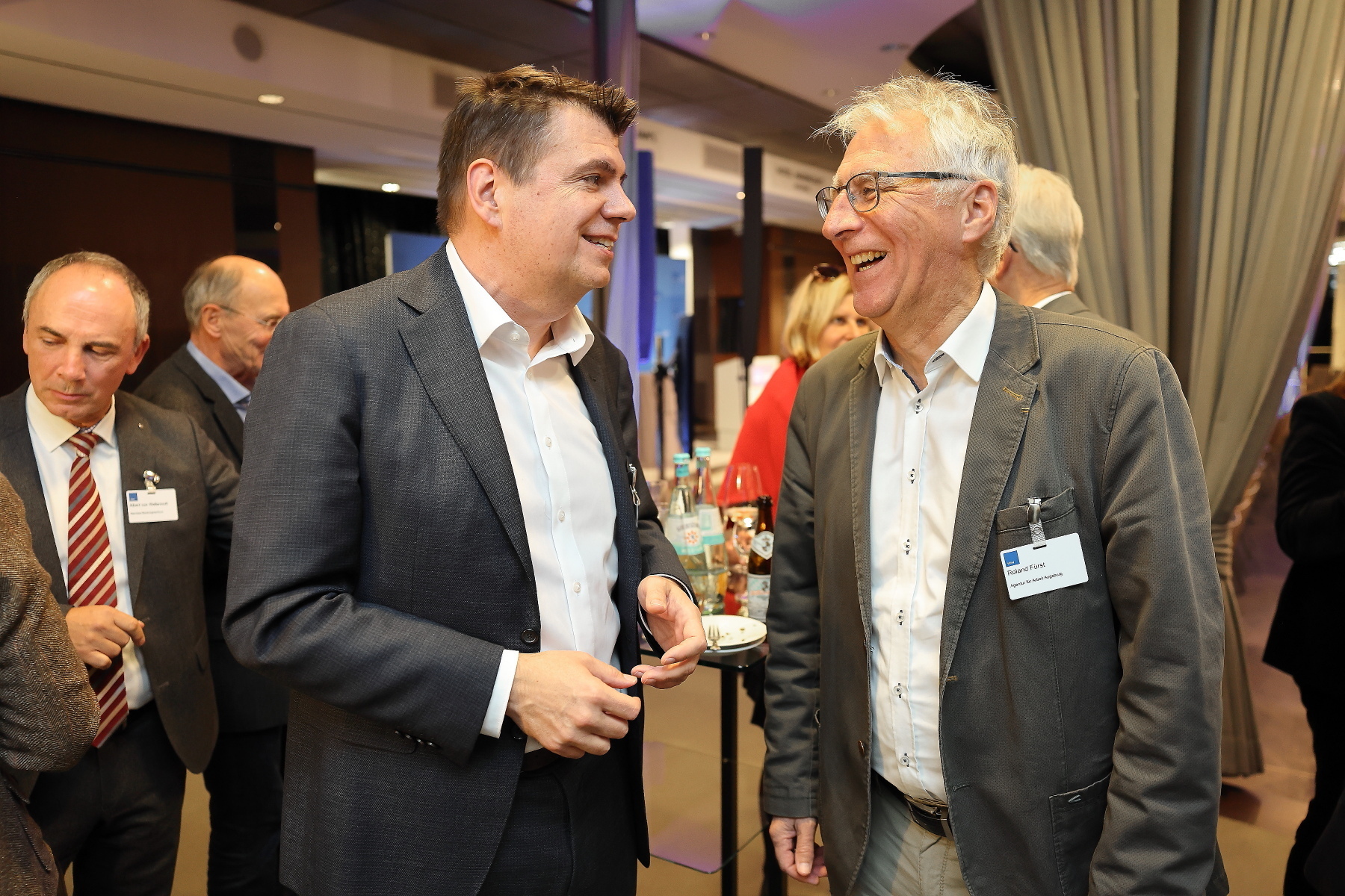 Im persönlichen Austausch: Beim vbw-Herbstgespräch standen die wirtschaftlichen Herausforderungen und neue Lösungsansätze im Mittelpunkt. v.l.n.r.: Holger Amberg, MVV Industriepark Gersthofen GmbH; Roland Fürst, Agentur für Arbeit Augsburg   Foto: Stefan Obermeier